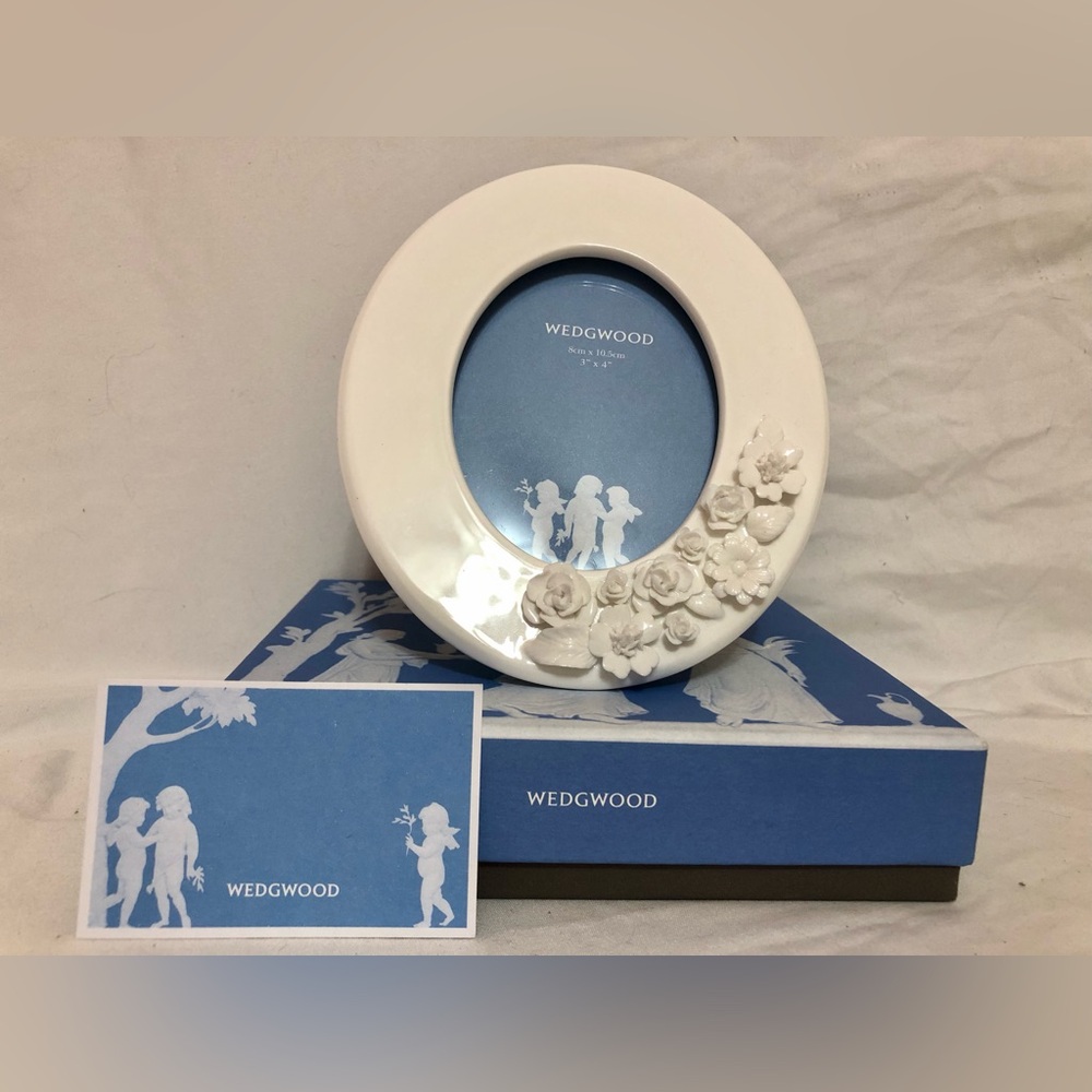 Wedgewood Petal Oval Ceramic Picture Frame 🖼️